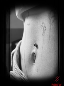 navel piercing