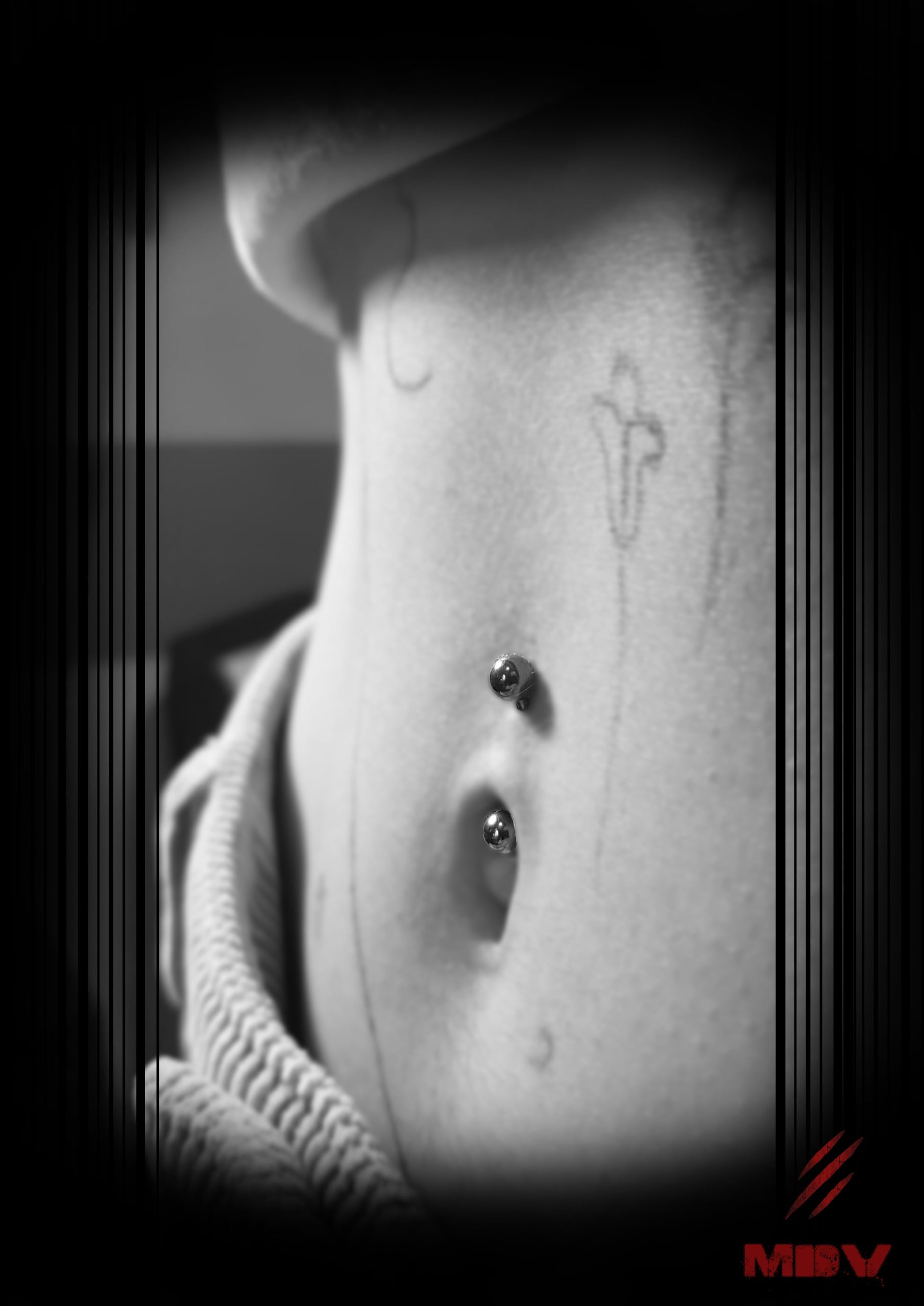 navel piercing